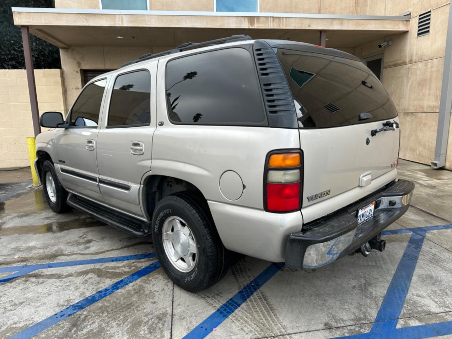 2006 BEIGE /Gray GMC Yukon SL 2WD (1GKEC13T66R) with an 5.3L V8 OHV 16V engine, 4-Speed Automatic Overdrive transmission, located at 30 S. Berkeley Avenue, Pasadena, CA, 91107, (626) 248-7567, 34.145447, -118.109398 - Embrace Power and Comfort: 2006 GMC Yukon with Leather, Moon-Roof, and Third-Row Seating Available in Pasadena, CA Step into the realm of rugged luxury with the 2006 GMC Yukon, now available at our BHPH dealership in Pasadena, CA. This robust SUV, featuring a luxurious leather interior, a moon-ro - Photo#3